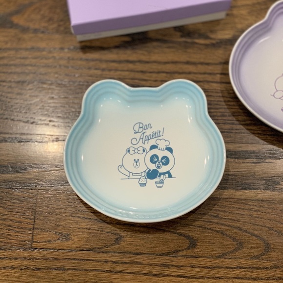 New Le Creuset x Line Friends Small Choco and Pangyo Plates Set of 2 - Picture 2 of 10